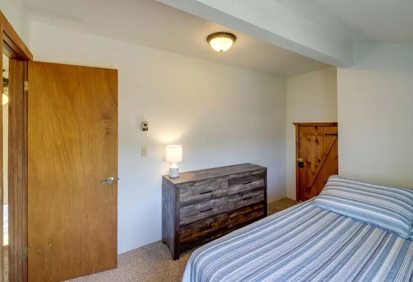 Pet Friendly Victor Home W/ Fire Pit & Large Yard!