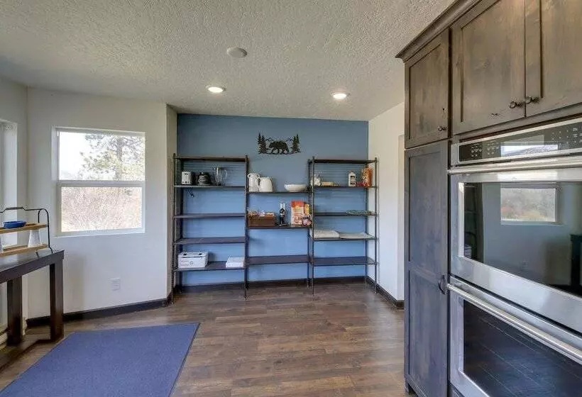 Pet Friendly Victor Home W/ Fire Pit & Large Yard!