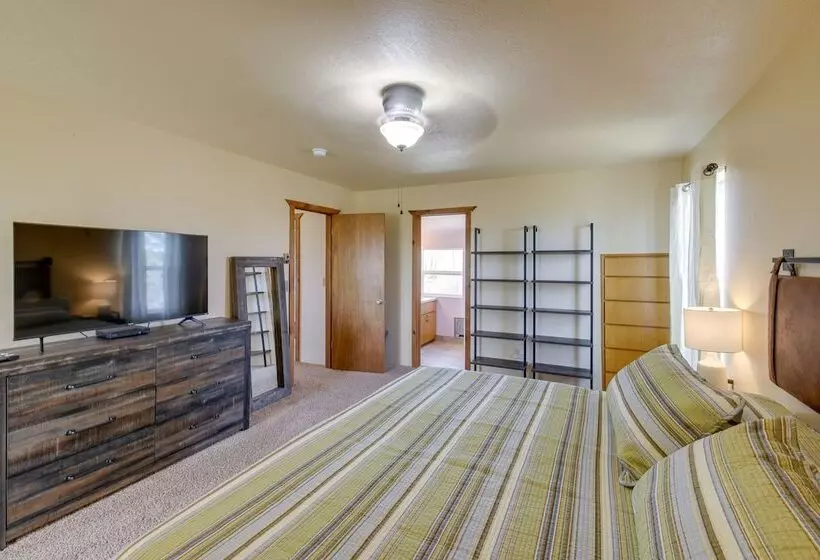 Pet Friendly Victor Home W/ Fire Pit & Large Yard!