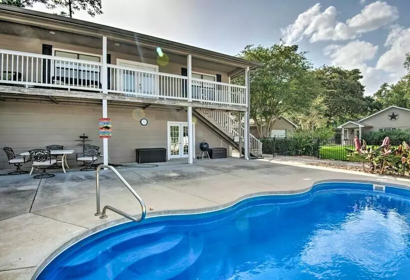 Pet Friendly Spring House & Apartment: Yard & Pool