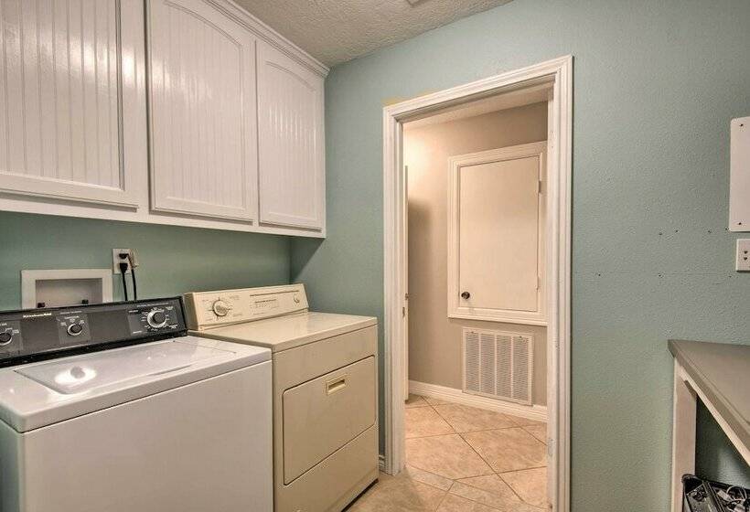 Pet Friendly Spring House & Apartment: Yard & Pool