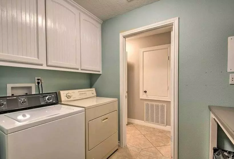 Pet Friendly Spring House & Apartment: Yard & Pool