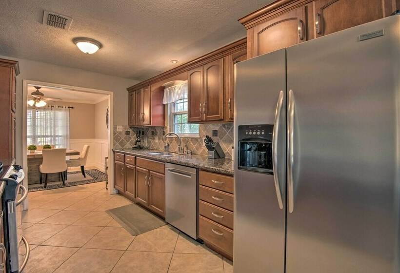 Pet Friendly Spring House & Apartment: Yard & Pool