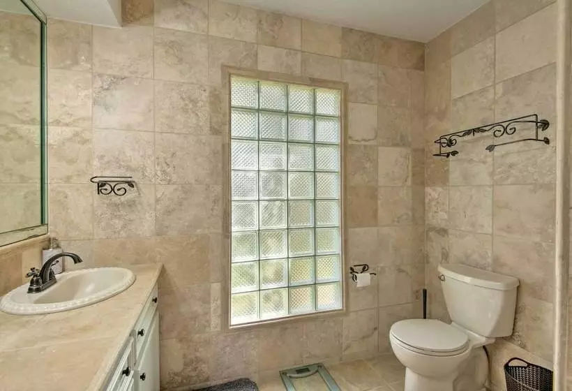 Pet Friendly Spring House & Apartment: Yard & Pool