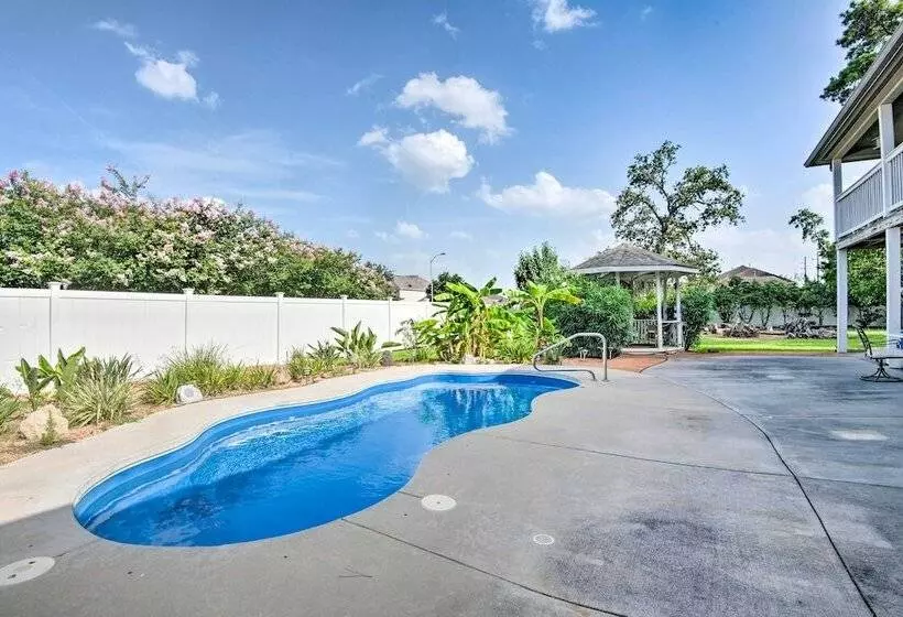 Pet Friendly Spring House & Apartment: Yard & Pool
