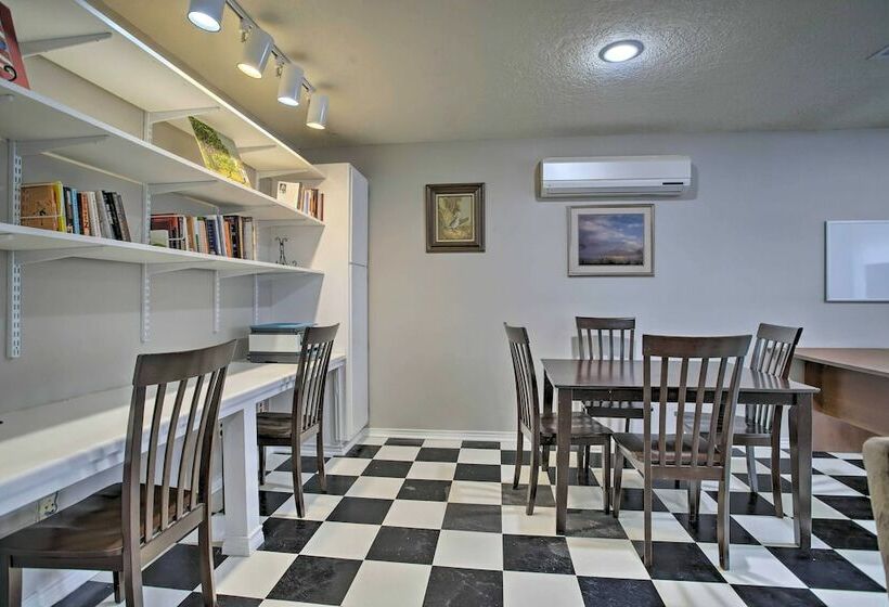 Pet Friendly Spring House & Apartment: Yard & Pool