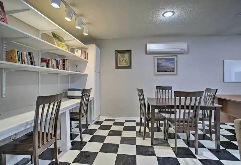 Pet Friendly Spring House & Apartment: Yard & Pool
