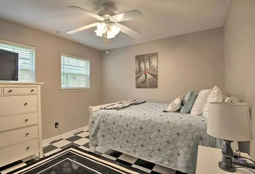 Pet Friendly Spring House & Apartment: Yard & Pool