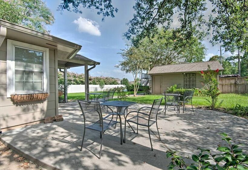 Pet Friendly Spring House & Apartment: Yard & Pool