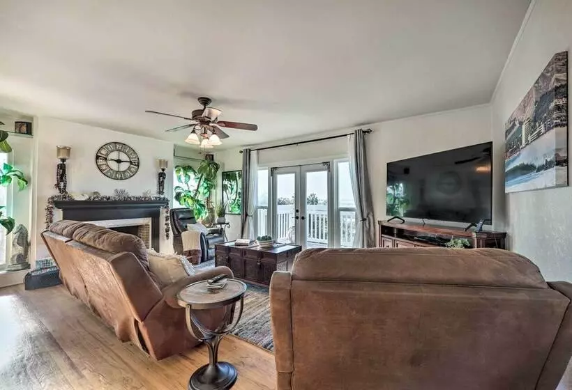 Picturesque Ventura Retreat: Steps To Shore!