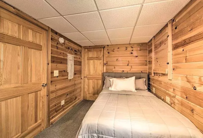Rock River Waterfront Cabin: Dock & Game Room!