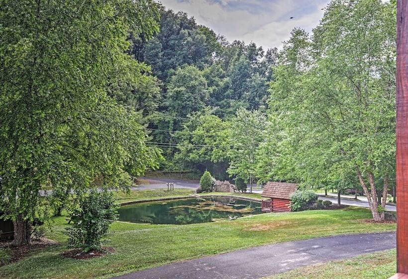 Smoky Mountain Cabin W/ Game Room & Hot Tub!