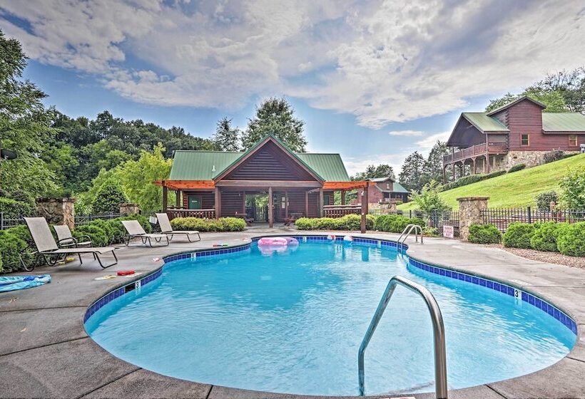 Smoky Mountain Cabin W/ Game Room & Hot Tub!