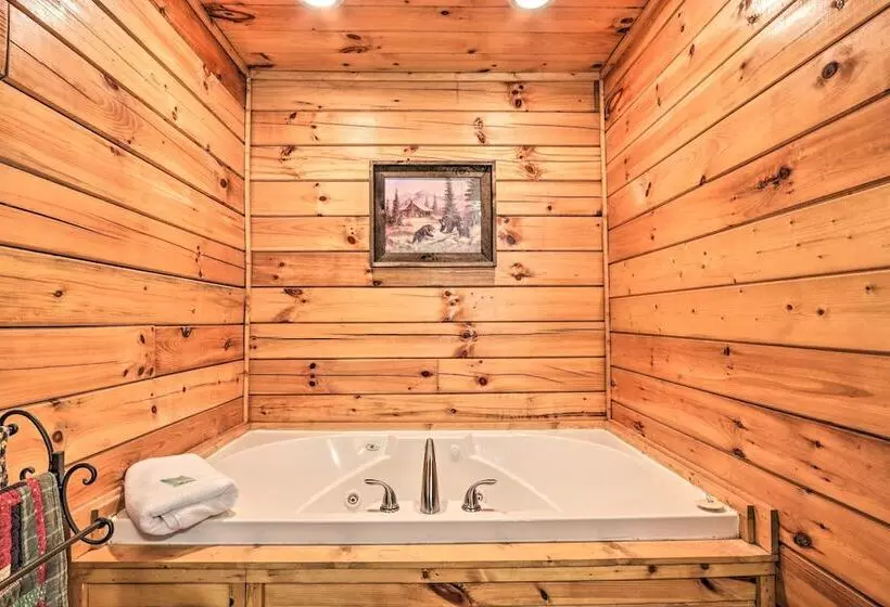 Smoky Mountain Cabin W/ Game Room & Hot Tub!