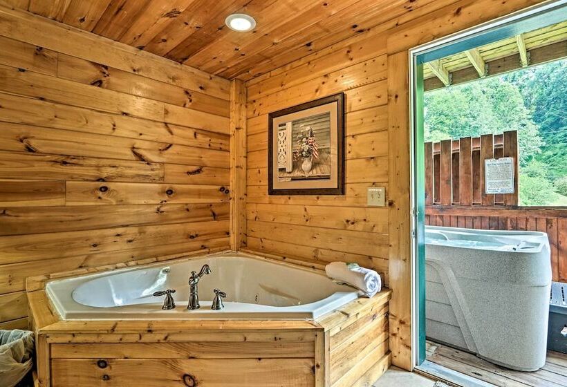 Smoky Mountain Cabin W/ Game Room & Hot Tub!