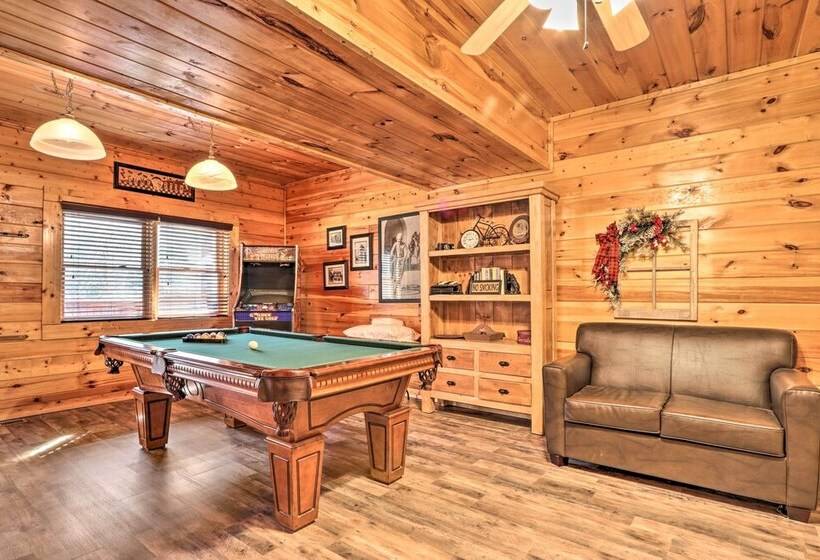 Smoky Mountain Cabin W/ Game Room & Hot Tub!