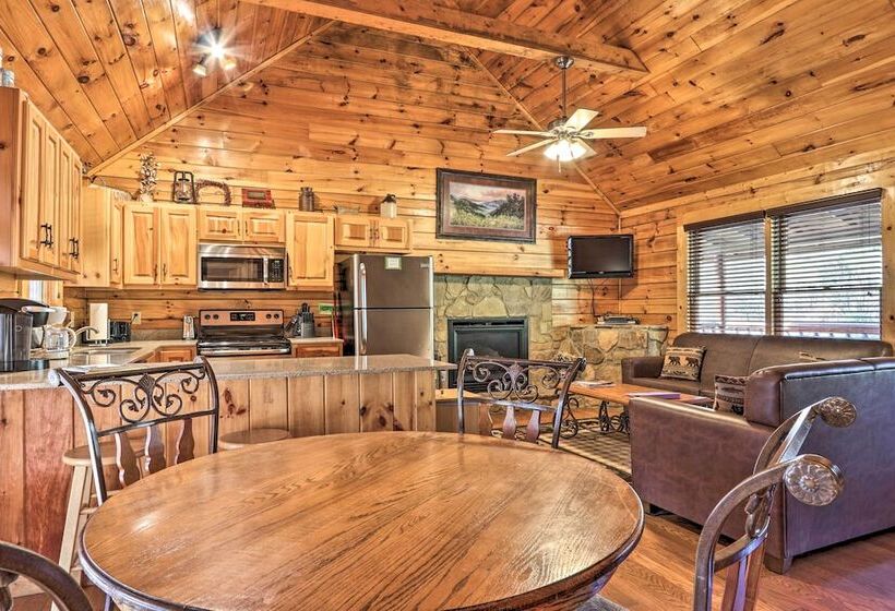 Smoky Mountain Cabin W/ Game Room & Hot Tub!