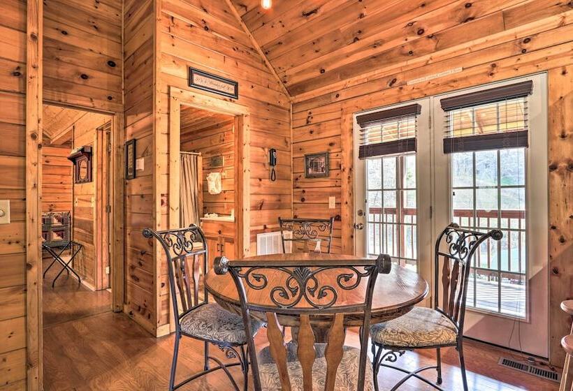 Smoky Mountain Cabin W/ Game Room & Hot Tub!