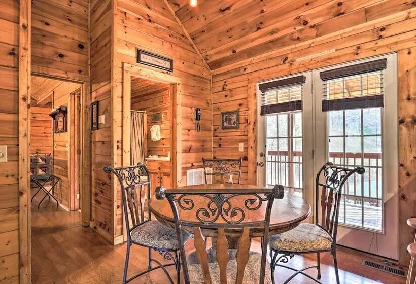 Smoky Mountain Cabin W/ Game Room & Hot Tub!