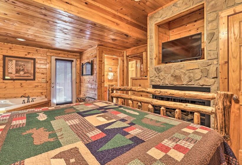 Smoky Mountain Cabin W/ Game Room & Hot Tub!