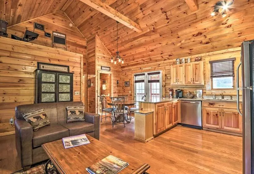 Smoky Mountain Cabin W/ Game Room & Hot Tub!