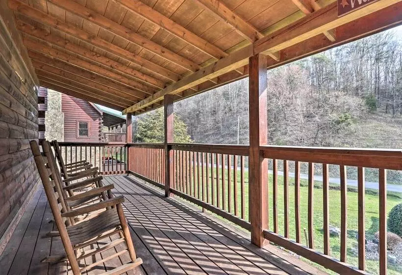 Smoky Mountain Cabin W/ Game Room & Hot Tub!