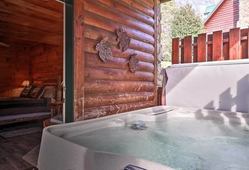 Smoky Mountain Cabin W/ Game Room & Hot Tub!