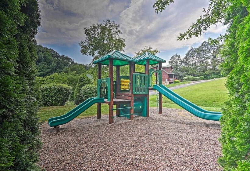 Smoky Mountain Cabin W/ Game Room & Hot Tub!