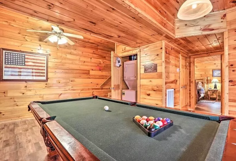 Smoky Mountain Cabin W/ Game Room & Hot Tub!