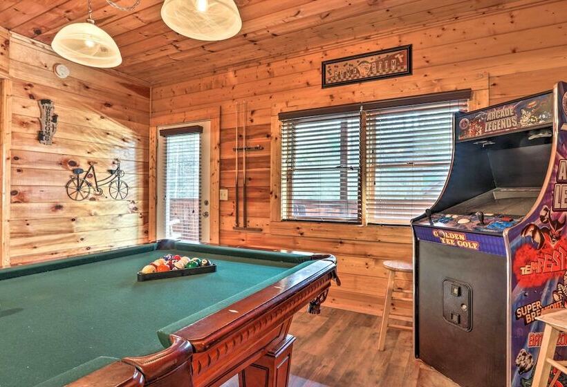 Smoky Mountain Cabin W/ Game Room & Hot Tub!