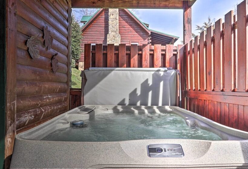 Smoky Mountain Cabin W/ Game Room & Hot Tub!