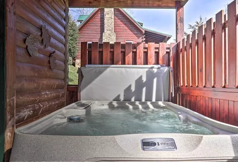 Smoky Mountain Cabin W/ Game Room & Hot Tub!