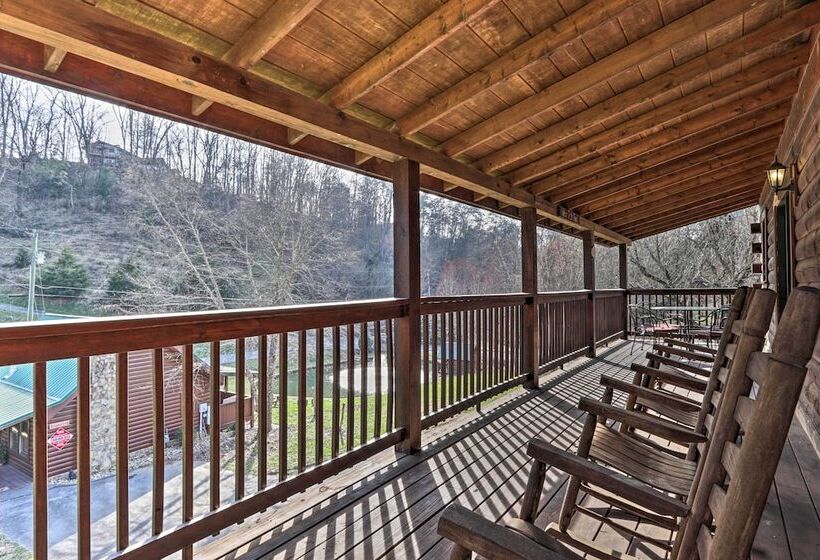 Smoky Mountain Cabin W/ Game Room & Hot Tub!