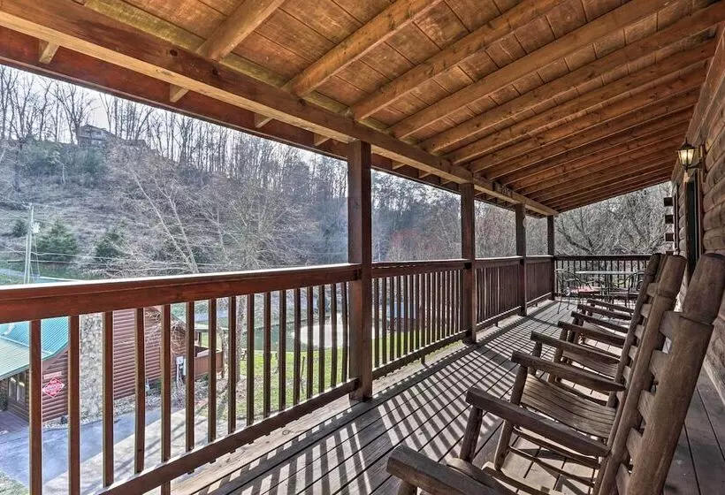 Smoky Mountain Cabin W/ Game Room & Hot Tub!