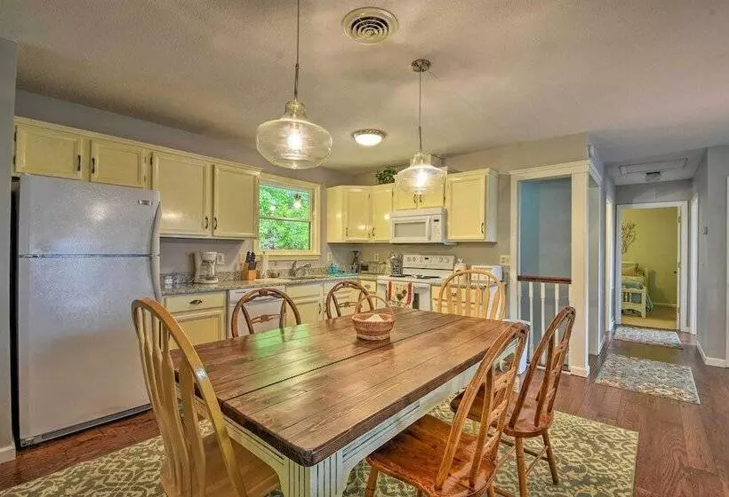 Smoky Mountain Home On 20 Acres W/ Patio, Views