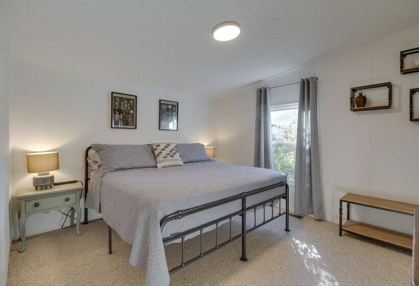 Spacious Home: 10 Miles To Wintergreen Resort!