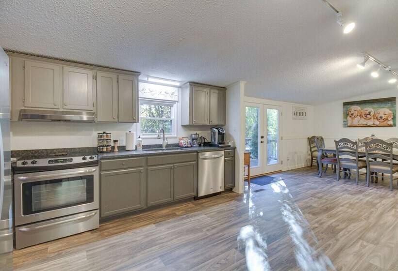 Spacious Home: 10 Miles To Wintergreen Resort!