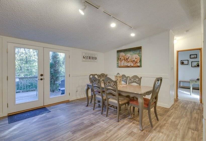 Spacious Home: 10 Miles To Wintergreen Resort!