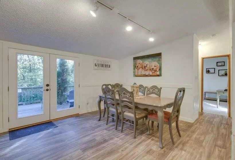 Spacious Home: 10 Miles To Wintergreen Resort!