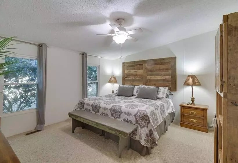 Spacious Home: 10 Miles To Wintergreen Resort!