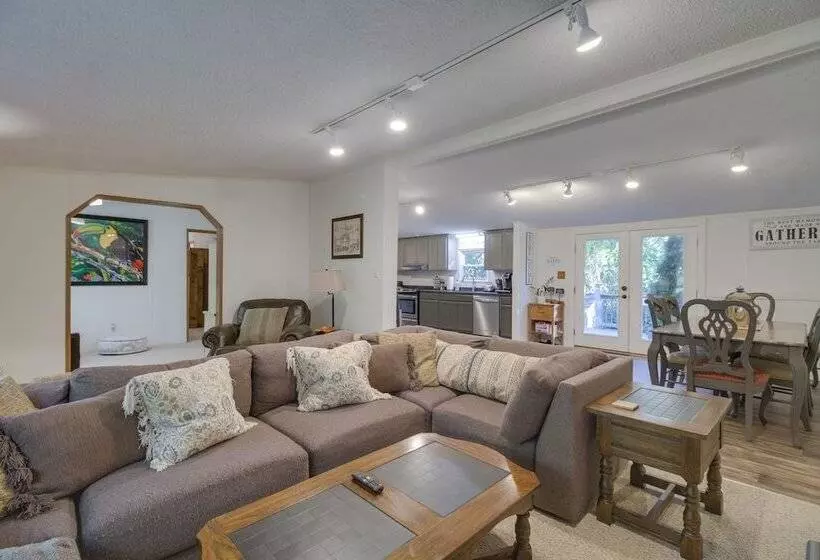 Spacious Home: 10 Miles To Wintergreen Resort!