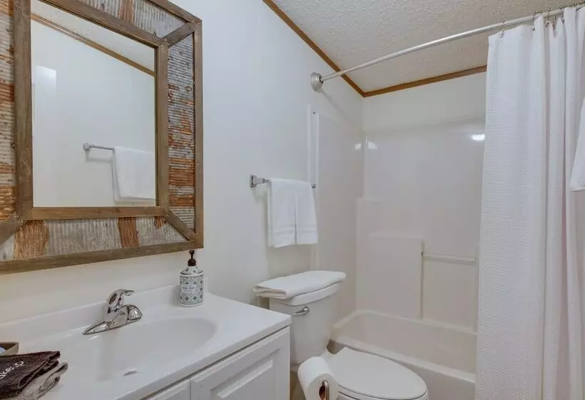 Spacious Home: 10 Miles To Wintergreen Resort!