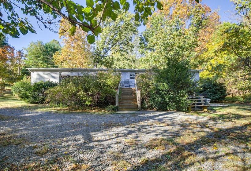 Spacious Home: 10 Miles To Wintergreen Resort!
