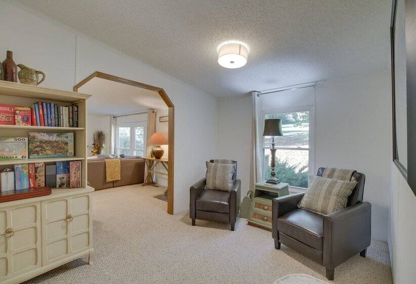 Spacious Home: 10 Miles To Wintergreen Resort!