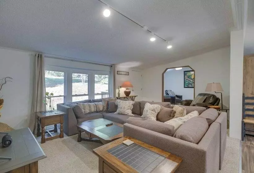 Spacious Home: 10 Miles To Wintergreen Resort!