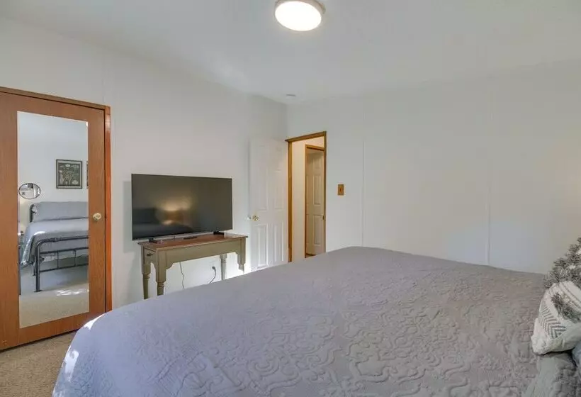 Spacious Home: 10 Miles To Wintergreen Resort!