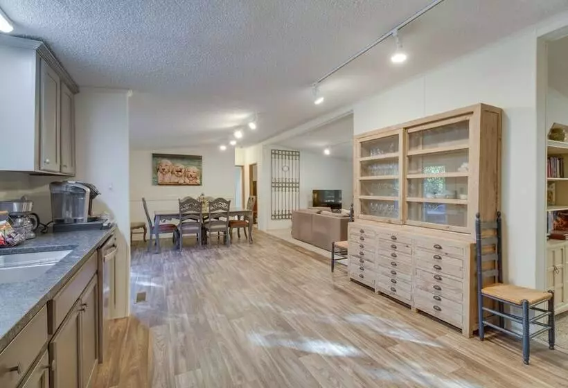 Spacious Home: 10 Miles To Wintergreen Resort!