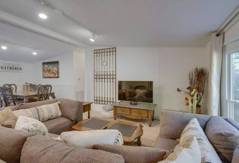 Spacious Home: 10 Miles To Wintergreen Resort!