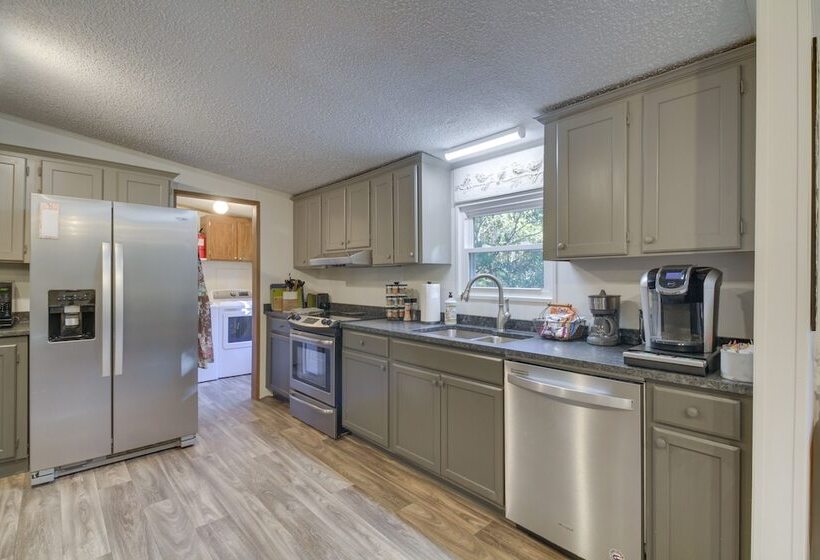 Spacious Home: 10 Miles To Wintergreen Resort!