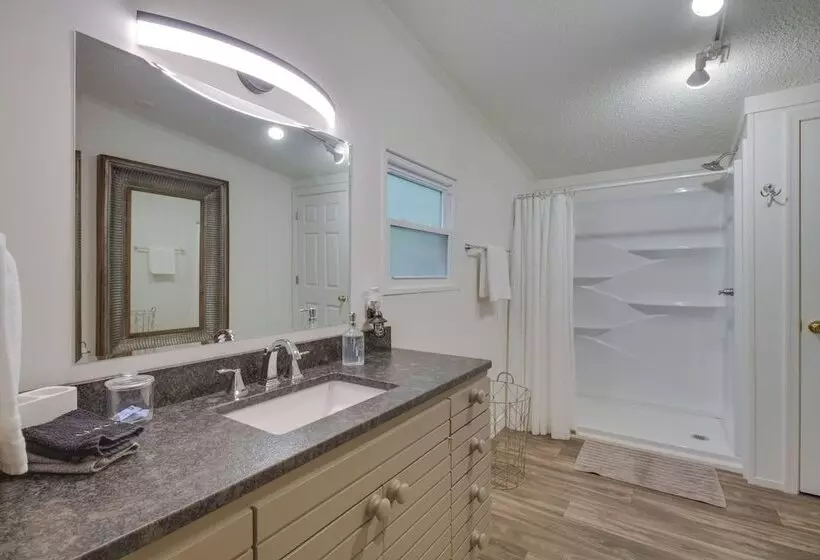 Spacious Home: 10 Miles To Wintergreen Resort!